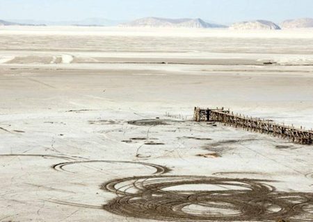 مالچ‌پاشی دریاچه ارومیه؛ پروژه تحقیقاتی یا برنامه‌ای جدی؟/ «هورالعظیم را درس عبرت کنید، بعید است مالچ‌پاشی کمکی کند»