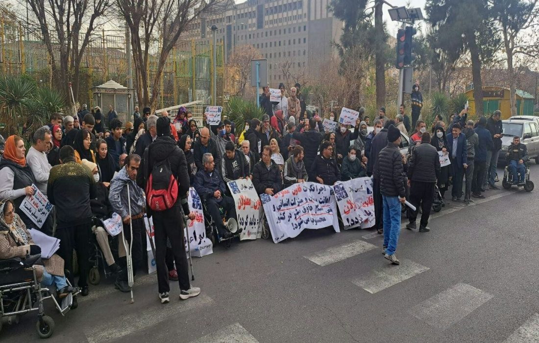 معلولان از سوی پلیس محاصره شدند، سیلی خوردند و حراست سازمان برنامه بلندگوی‌شان را قاپید