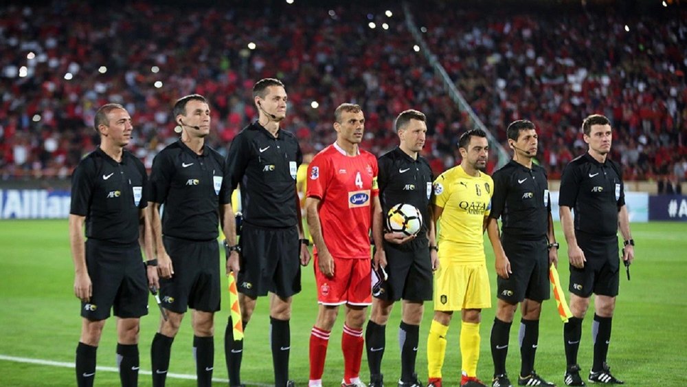 عکس| روزی که پیراهن پرسپولیس به سرمربی بارسلونا رسید