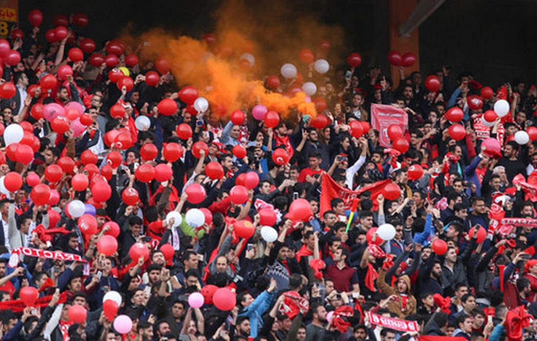 هوادارن تراکتور بازیکنان را در رختکن حبس کردند!