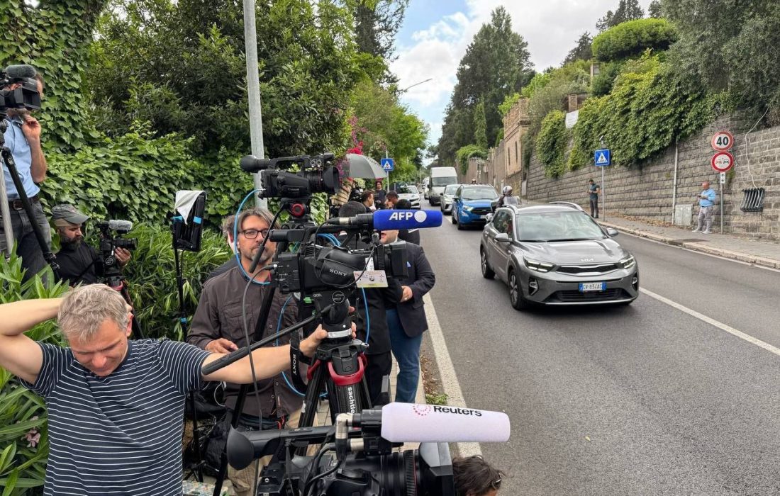 ببینید | انتظار خبرنگاران در محل مذاکرات ایران و آمریکا در رم