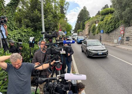 ببینید | انتظار خبرنگاران در محل مذاکرات ایران و آمریکا در رم