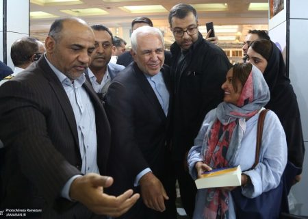 ببینید| حضور ظریف در نمایشگاه کتاب تهران