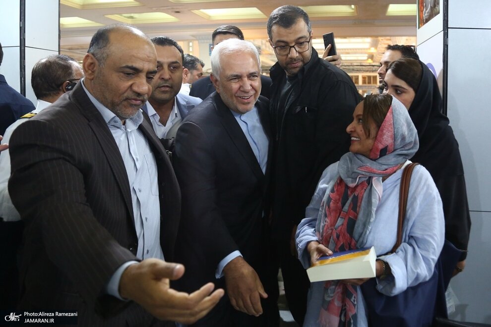 ببینید| حضور ظریف در نمایشگاه کتاب تهران