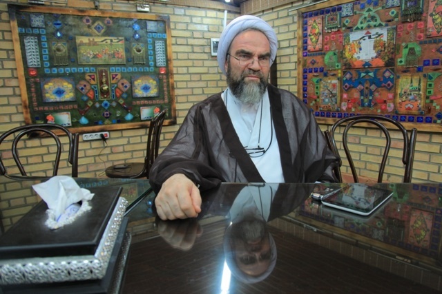 «بلاگر شدن روحانیون» از نگاه آیت الله غرویان/ طلبه های جدید دنبال مرید و پیرو هستند/ برخی حرکات ورزشی خلاف شأن لباس طلبگی است