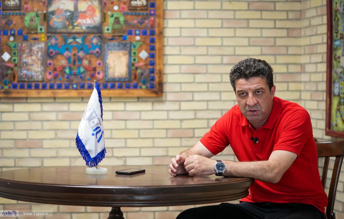 در دنیا فقط یک مرد وجود دارد، آن هم «علی دایی» است/ خداداد عزیزی از خودش گذشت تا تراکتور قهرمان شود