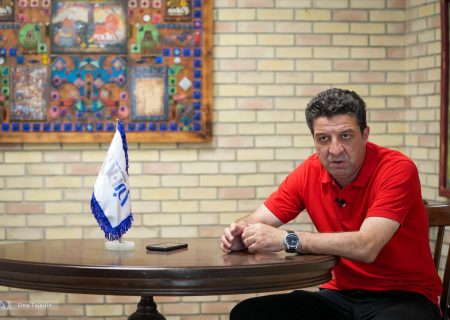 در دنیا فقط یک مرد وجود دارد، آن هم «علی دایی» است/ خداداد عزیزی از خودش گذشت تا تراکتور قهرمان شود