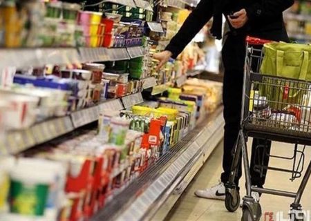 دلار ۲۳ هزار تومان ارزان شد؛ چرا کالاها گران ماندند؟/ حق‌شناس: انتظار بروز تورم منفی در ایران غیرمنطقی است