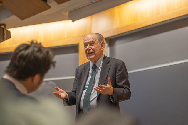 رمز و راز مواضع ضدونقیض آمریکا درباره ایران/مرشمایر پشت‌پرده سیاست خارجی ترامپ را افشا کرد