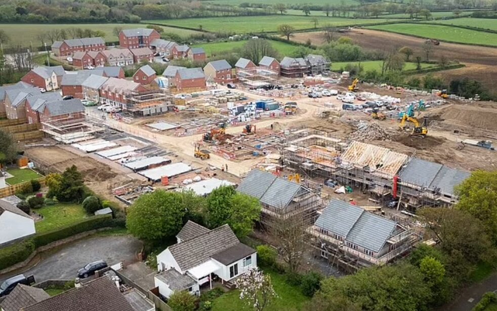 شوک ساختمانی به زوج بازنشسته‌ای که از سفر بازگشتند/ عکس