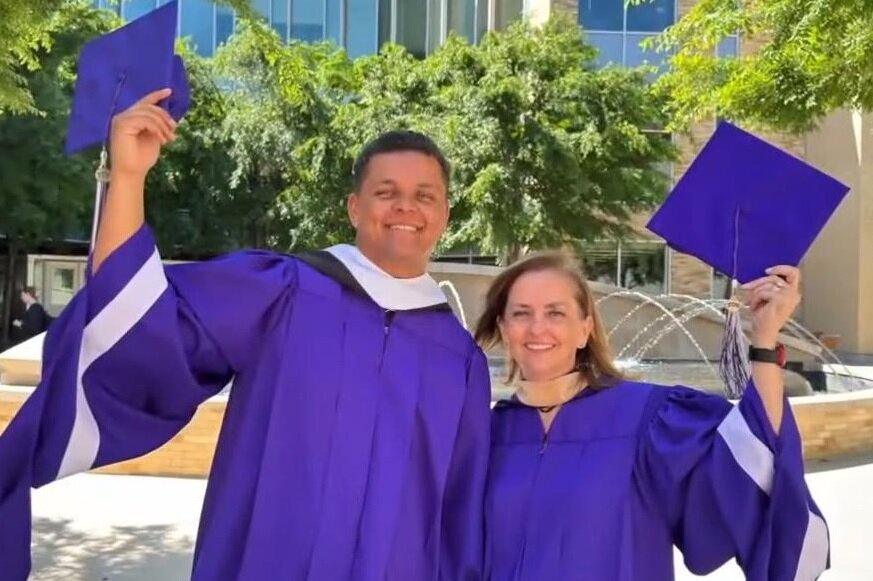 مادر و پسری که در یک روز، از دانشگاه فارغالتحصیل شدند/ عکس