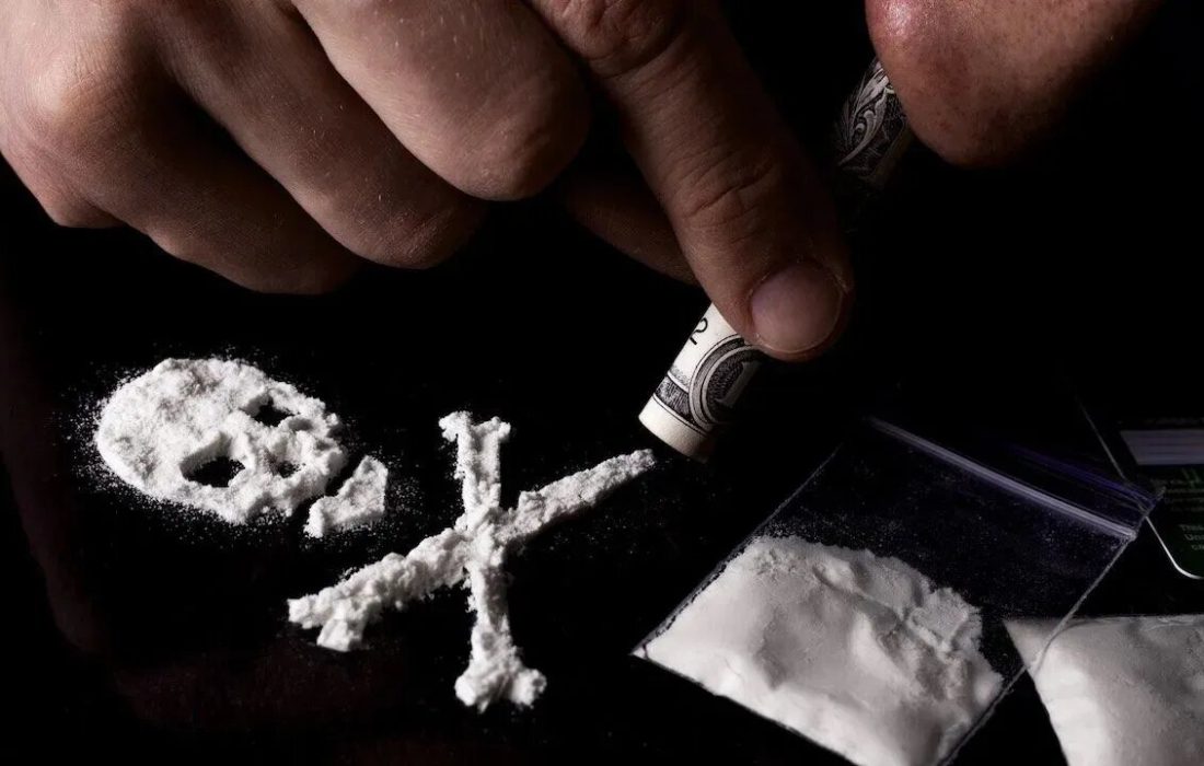 گران‌ترین ماده مخدر در کشور را بشناسید/ عوارض وحشتناک؛ از سوراخ شدن بینی تا سکته قلبی/ پودر شیشه را جای این مخدر به جوانان قالب می‌کنند