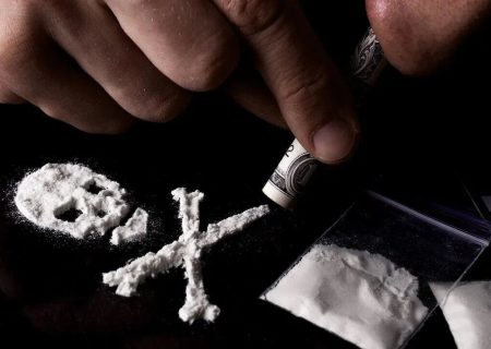 گران‌ترین ماده مخدر در کشور را بشناسید/ عوارض وحشتناک؛ از سوراخ شدن بینی تا سکته قلبی/ پودر شیشه را جای این مخدر به جوانان قالب می‌کنند