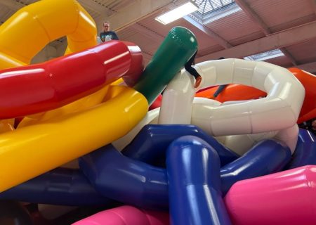 مجسمه‌های بادی سی‌جی هندری در بروکلین