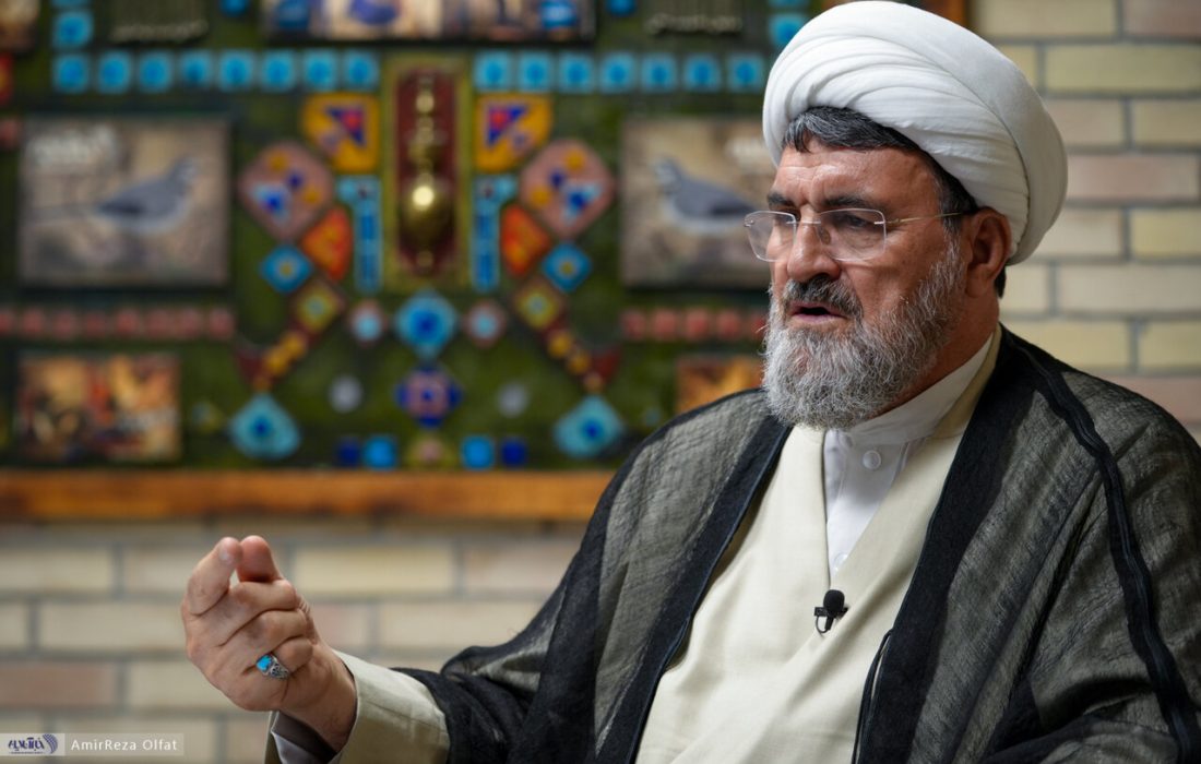 امام خمینی از دهه ۲۰ دنبال انقلاب بود/ امام با مبارزه مسلحانه مخالف بود/ متحجرین، مثنوی مولوی را با انبر برمی‌داشتند تا دستشان نجس نشود