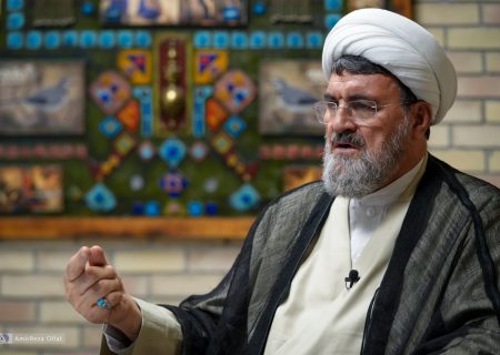 امام خمینی از دهه ۲۰ دنبال انقلاب بود/ امام با مبارزه مسلحانه مخالف بود/ متحجرین، مثنوی مولوی را با انبر برمی‌داشتند تا دستشان نجس نشود