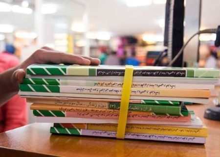 جشن پاره کردن کتاب در میان دانش‌آموزان/ «مدرسه به دستگاه صدور نمره و رتبه تقلیل یافته»