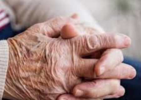 خشم عمومی از رفتار عجیب بانک با زن ۹۶ ساله/ عکس