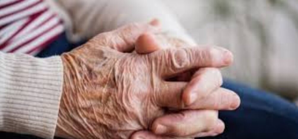 خشم عمومی از رفتار عجیب بانک با زن ۹۶ ساله/ عکس