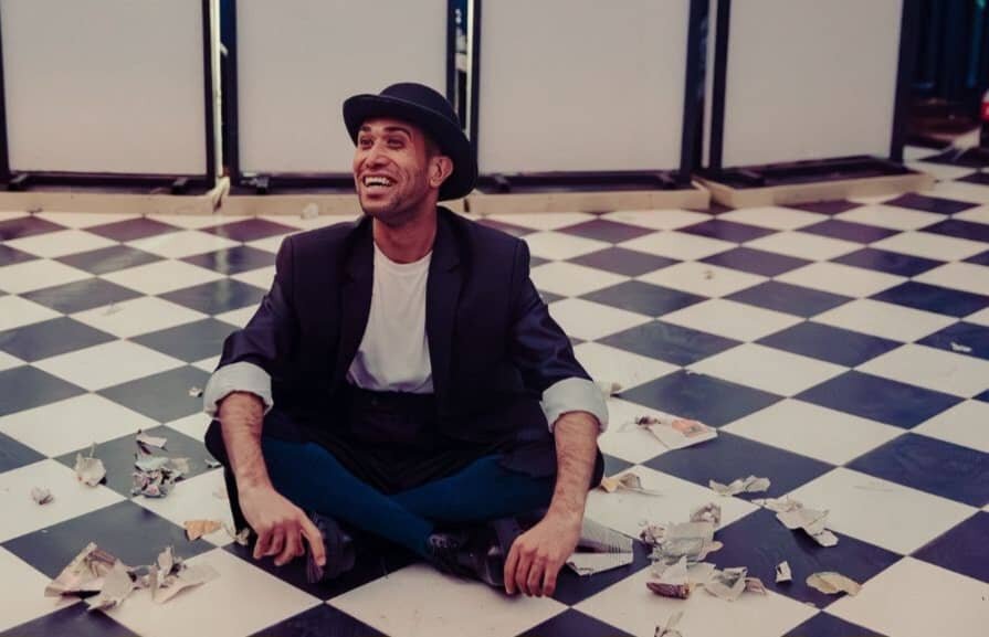 ضد و نقیض هستیم / بلاگرها را نکوهش می کنیم اما …