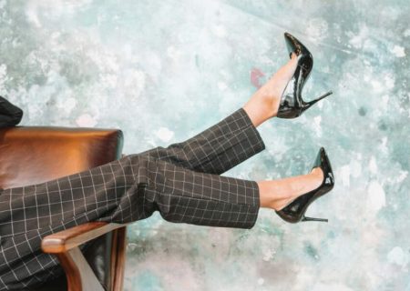 پوشیدن کفش پاشنه بلند در این شهر نیاز به مجوز دارد