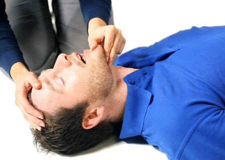 اصول کمک‌های اولیه در شرایط بحرانی را یاد بگیرید