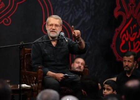 منبرنشینی به سبک علی لاریجانی در هیئت میثم مطیعی/ چگونه رئیس مجلس قانون گذار برجام روی منبر مداح ضد برجام سخنرانی کرد