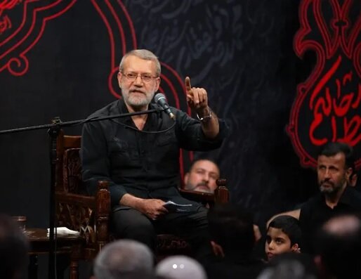 منبرنشینی به سبک علی لاریجانی در هیئت میثم مطیعی/ چگونه رئیس مجلس قانون گذار برجام روی منبر مداح ضد برجام سخنرانی کرد