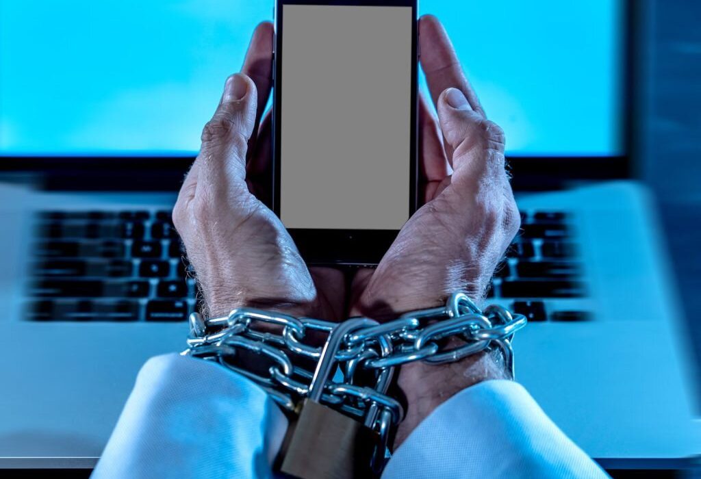 واکنشها به لایحه فضای مجازی؛ خطرناکتر از طرح صیانت، بدتر از قانون حجاب/ پزشکیان تصمیم مهم «استرداد لایحه» را میگیرد؟