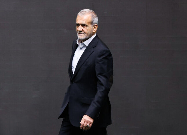 پورمختار: ممکن است برخی از یاران پزشکیان اکنون به مخالفان او تبدیل شده باشند/ اکرمی: حمایت مردم از رهبری هم دقیقاً به دلیل درایت و کیاست ایشان است