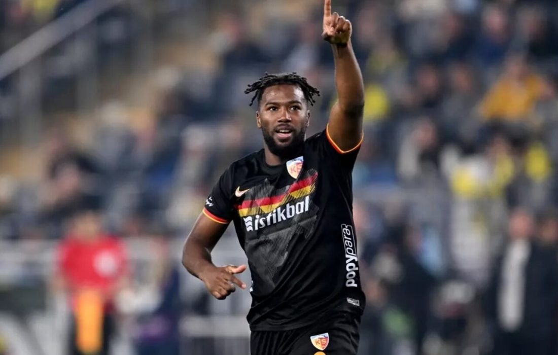 عکس | ستاره جدید استقلال در امارات؛ مهاجم آبیها آماده ورود به تهران