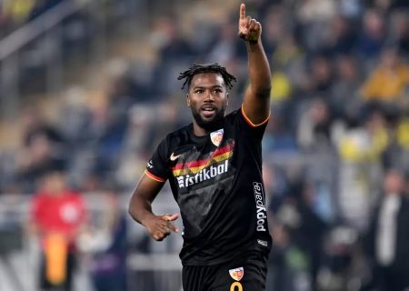 عکس | ستاره جدید استقلال در امارات؛ مهاجم آبی‌ها آماده ورود به تهران