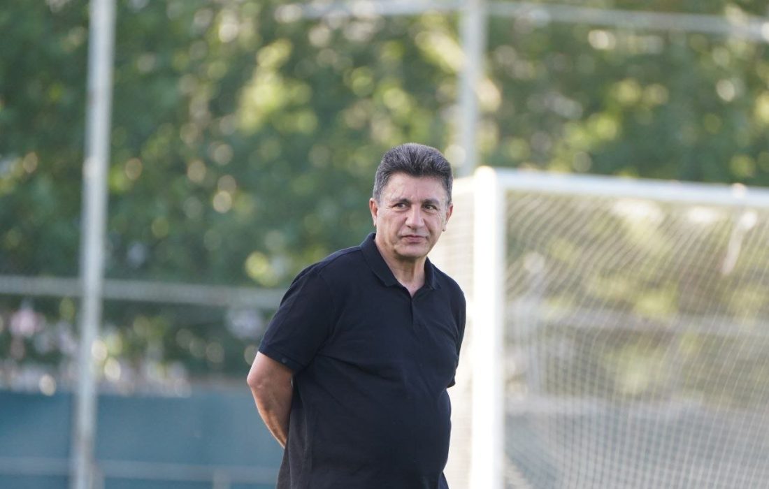 عکس| عکس زیر خاکی از امیر قلعه نویی با کروات در جشن تولد