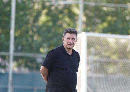 عکس| عکس زیر خاکی از امیر قلعه نویی با کروات در جشن تولد