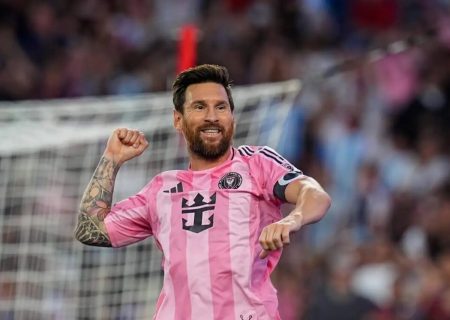 عکس | پزشک بارسلونا و مداوای مسی نوجوان؛ تاریخ از این لحظه تغییر کرد!