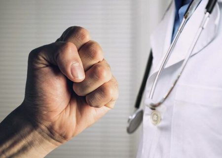 گزارش یک پزشک از خشونت علیه کادر درمان: در دوماه گذشته ۳ نفر از ما کتک خورده‌ایم/ مردم نسبت به گذشته عصبانی‌تر هستند