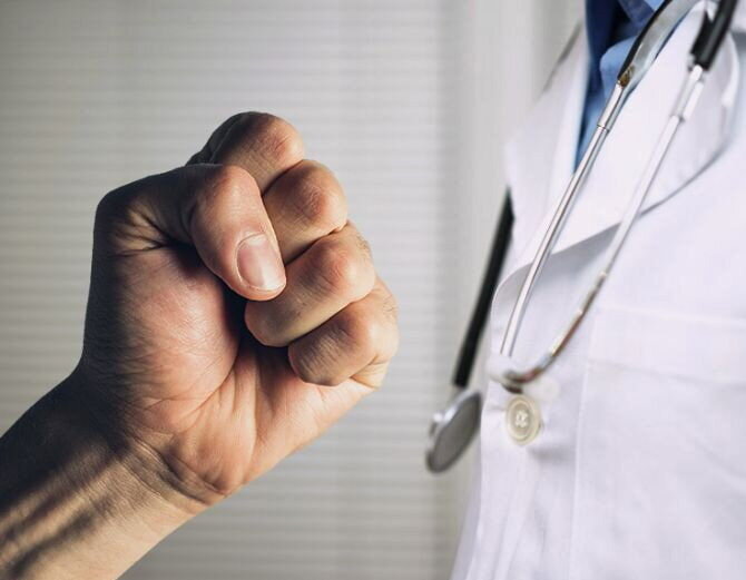 گزارش یک پزشک از خشونت علیه کادر درمان: در دوماه گذشته ۳ نفر از ما کتک خوردهایم/ مردم نسبت به گذشته عصبانیتر هستند