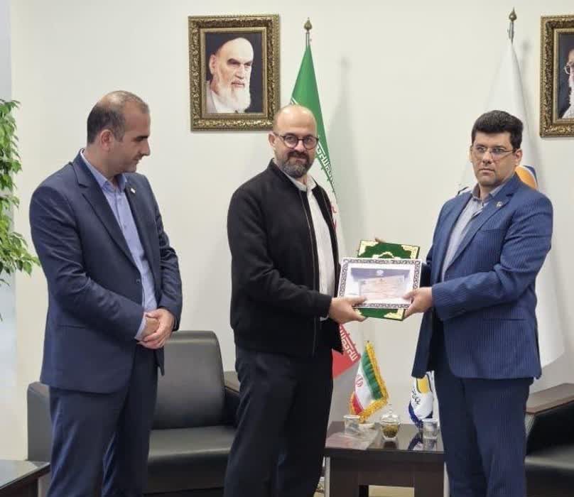 تحویل چک هزار میلیارد ریالی خسارت آتشسوزی به منطقه آزاد انزلی