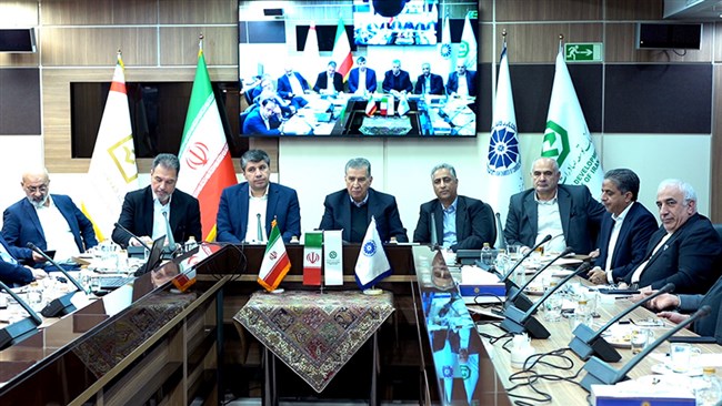 در نشست اتاق ایران با بانکهای توسعه صادرات و صنعت و معدن مطرح شد: مسیر همکاری بین اتاق ایران و دو بانک تخصصی طراحی میشود | تعریف مشروط خطوط اعتباری برای صادرکنندگان شناسنامهدار