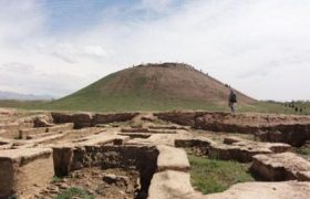 محوطه به‌مثابه متن: خوانش لایه‌های مکانی و تاریخی