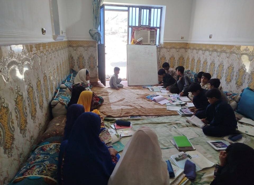 معلمی که در میان جنگ آموزگار ماند؛ «نمیتوانم نسبت به این استعدادها بیتفاوت باشم»/ جلوگیری از ادامه تحصیل بهدلیل مسائل فرهنگی