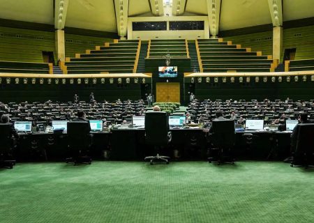 نماینده مجلس: اقدامات قالیباف بر اساس رهنمود رهبر انقلاب انجام می‌شود/ اکثر نمایندگان از او حمایت می‌کنند/ دیپلماسی و مذاکره را درمقابل جنگ قرار ندهیم