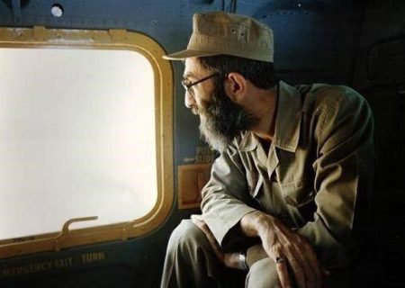 در میانه آتش و جنگ؛ رییس جمهور روحانی لباس نظامی بر تن کرد