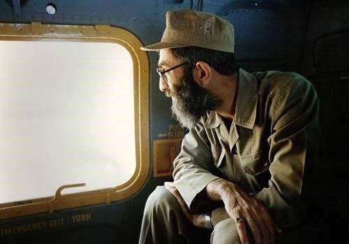 در میانه آتش و جنگ؛ رییس جمهور روحانی لباس نظامی بر تن کرد