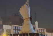 نصب المان «مشت گره‌کرده» در میدان انقلاب تهران/ عکس