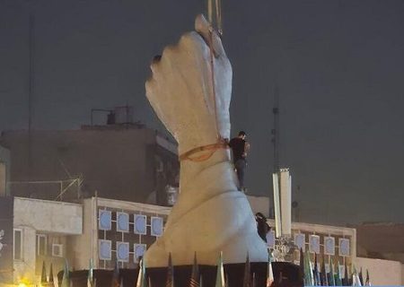 نصب المان «مشت گره‌کرده» در میدان انقلاب تهران/ عکس