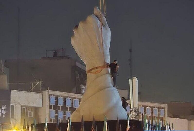 نصب المان «مشت گرهکرده» در میدان انقلاب تهران/ عکس