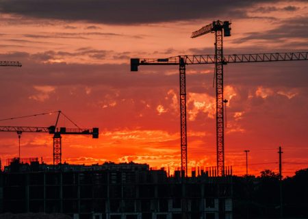 قیمت ملک در دور باطل؛ بازار مسکن در تله قیمت‌سازی سازندگان خرد