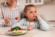 کودک خود را مجبور به غذا خوردن نکنید: ۸ گام ساده برای افزایش اشتها