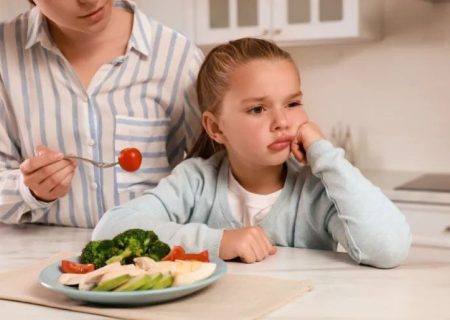 کودک خود را مجبور به غذا خوردن نکنید: ۸ گام ساده برای افزایش اشتها